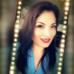 Meet your Posher, Elvia